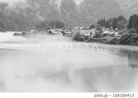 川霧に包まれる大志集落と只見線 106389413