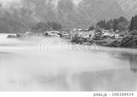 川霧に包まれる大志集落と只見線 106389414