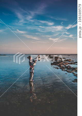 夕暮れの海岸と浴衣の女性 106389579