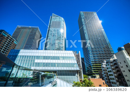 日本の東京都市景観 10月6日開業の虎ノ門ヒルズステーションタワー前の虎ノ門ヒルズなど＝8月25日 106389620