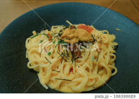 ウニとイクラのカルボナーラ パスタ スパゲッティ ウニとイクラのカルボナーラ パスタ スパゲッティ 106390089