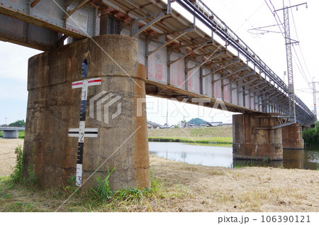 河川敷から見上げる鉄道の橋梁 106390121