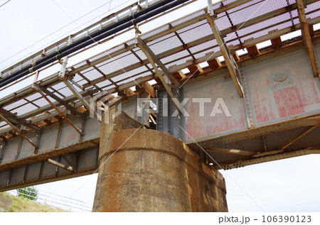 河川敷から見上げる鉄道の橋梁 河川敷から見上げる鉄道の橋梁 106390123