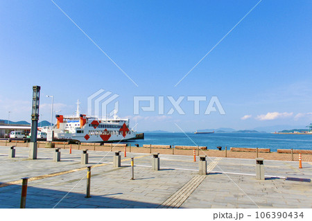 【香川】初夏の高松 高松港に停泊中のフェリーと青空 【香川】初夏の高松 高松港に停泊中のフェリーと青空 106390434