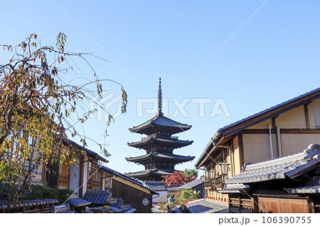 京都市東山区　秋の八坂の塔 106390755