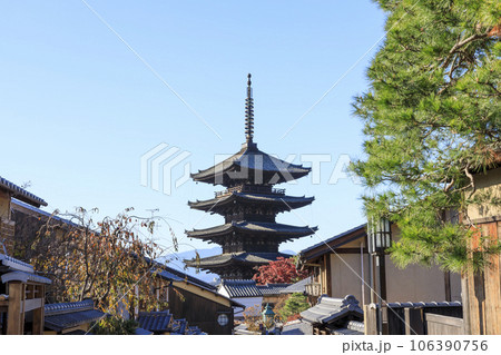 京都市東山区　秋の八坂の塔 106390756