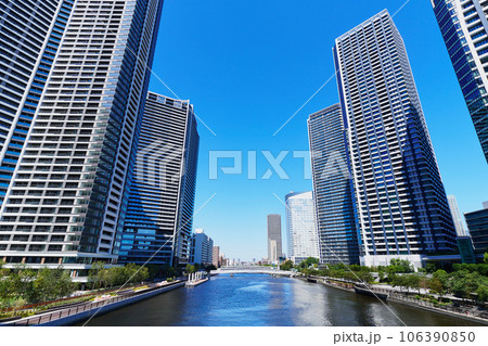 運河沿いに建ち並ぶ高層マンション 運河沿いに建ち並ぶ高層マンション 106390850