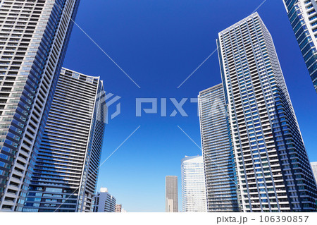 運河沿いに建ち並ぶ高層マンション 106390857