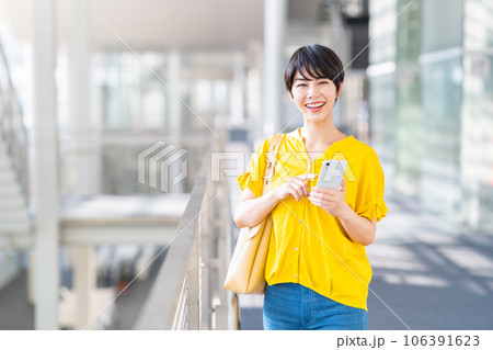 スマートフォンを操作する若い女性。 106391623