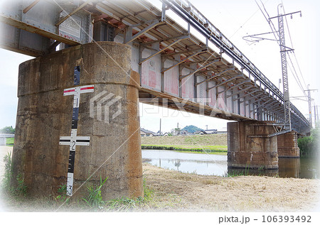 河川敷から見上げる鉄道の橋梁（イラスト風） 106393492
