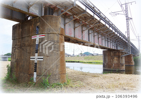 河川敷から見上げる鉄道の橋梁（イラスト風） 106393496