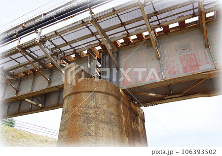 河川敷から見上げる鉄道の橋梁（イラスト風） 106393502
