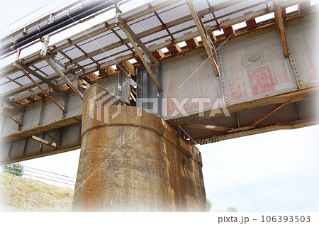河川敷から見上げる鉄道の橋梁(イラスト風) 河川敷から見上げる鉄道の橋梁(イラスト風) 106393503