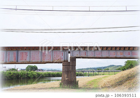河川敷から見上げる鉄道の橋梁（イラスト風） 106393511