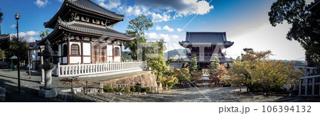 金戒光明寺の初秋、秋の青空のもとに広がる境内パノラマ、納骨堂と山門 金戒光明寺の初秋、秋の青空のもとに広がる境内パノラマ、納骨堂と山門 106394132