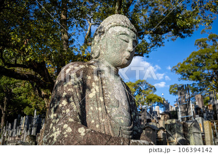 金戒光明寺の初秋、秋空のもとたたずむ参道の阿弥陀如来像 106394142