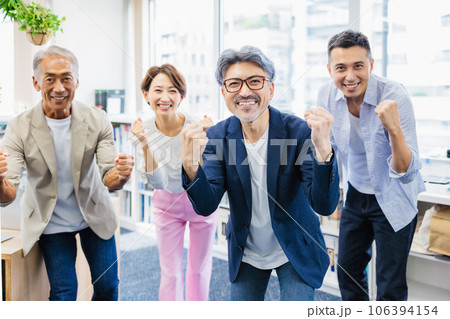 目標達成したビジネスチームのガッツポーズ 106394154