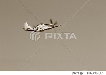 P51Dマスタングプロペラ戦闘機のデモ飛行のモノクロ写真 106396013