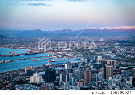 View of Cape Town from Signall hill viewpoint, in Western Cape, South Africa 106396027