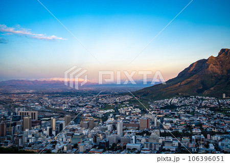 View of Cape Town from Signall hill viewpoint, in Western Cape, South Africa 106396051