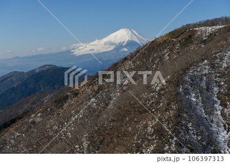 塔ノ岳の大倉尾根から見た富士山 塔ノ岳の大倉尾根から見た富士山 106397313