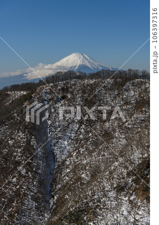 塔ノ岳の大倉尾根から見た富士山 塔ノ岳の大倉尾根から見た富士山 106397316