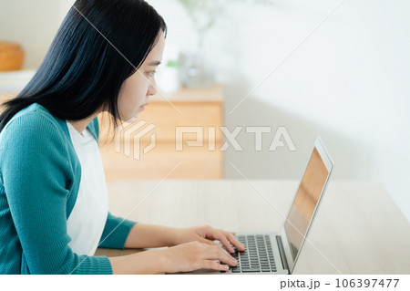 ノートパソコンで調べものをする若い女性 ノートパソコンで調べものをする若い女性 106397477