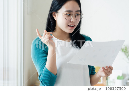 書類を見る若い女性 書類を見る若い女性 106397500