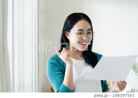 書類を見る若い女性 106397501