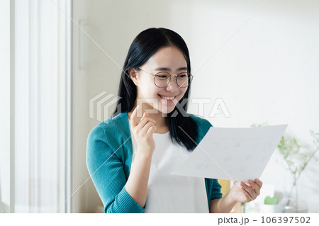 書類を見る若い女性 106397502