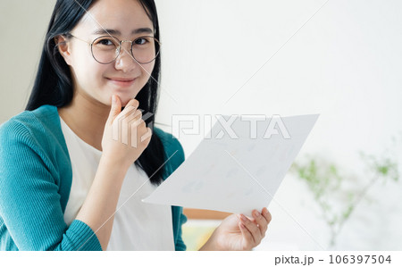 書類を見る若い女性 106397504