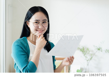 書類を見る若い女性 106397505