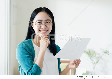 書類を見る若い女性 106397508