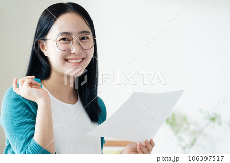 書類を見る若い女性 書類を見る若い女性 106397517