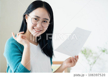 書類を見る若い女性 106397520