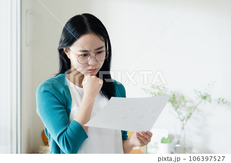 書類を見る若い女性 書類を見る若い女性 106397527