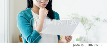 書類を見る若い女性 106397528