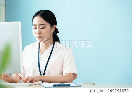 事務作業をする医療スタッフ 事務作業をする医療スタッフ 106397679