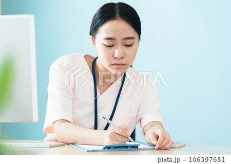 事務作業をする医療スタッフ 事務作業をする医療スタッフ 106397681
