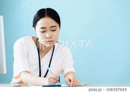 事務作業をする医療スタッフ 106397684