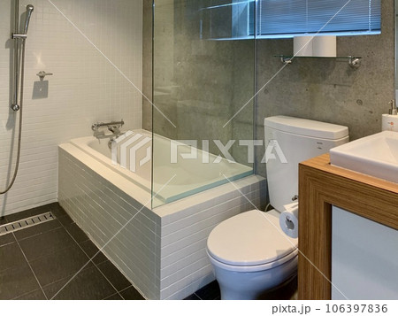 綺麗なバスルーム 106397836