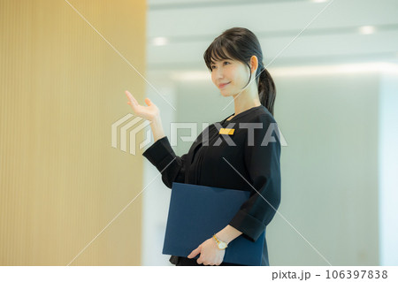 ロビーで案内をする女性 106397838
