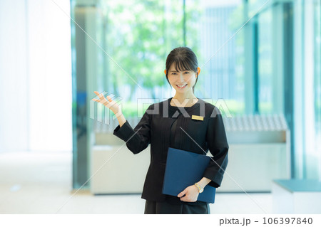ロビーで案内をする女性 106397840