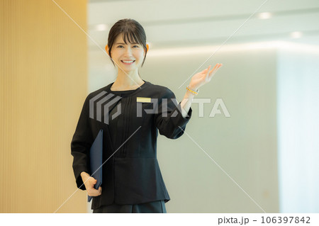 ロビーで案内をする女性 106397842