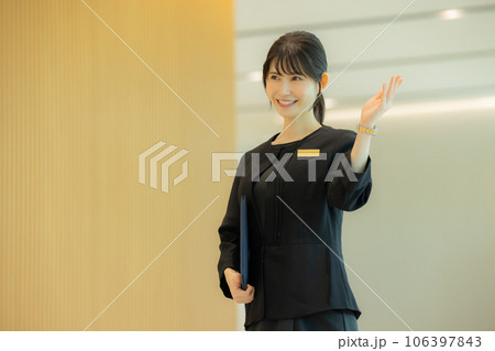 ロビーで案内をする女性 106397843