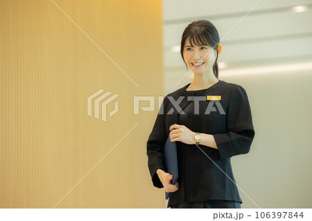 ロビーで案内をする女性 106397844