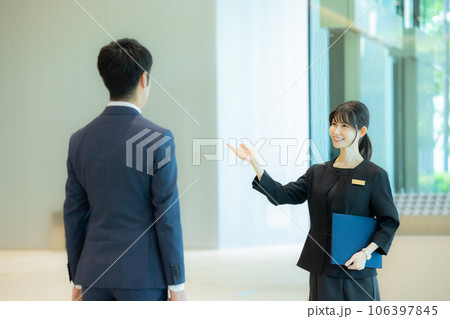 ロビーで案内をする女性 106397845