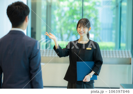 ロビーで案内をする女性 ロビーで案内をする女性 106397846