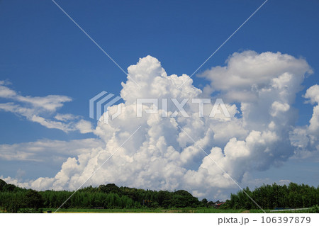 山向こうに立ちのぼる入道雲 山向こうに立ちのぼる入道雲 106397879
