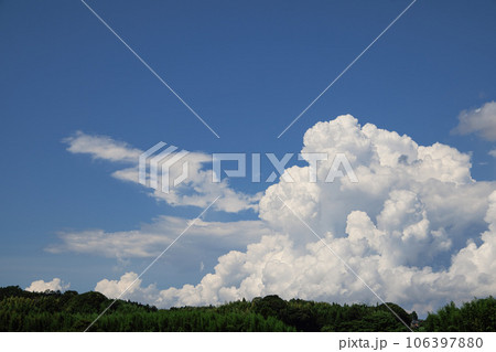 山向こうに立ちのぼる入道雲 106397880